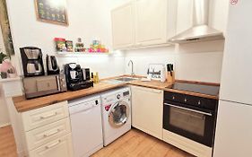 Kvh By Rockchair Apartments L Superhost Status L Boxspringbett Am Schloss Charlottenburg Welcomes You!